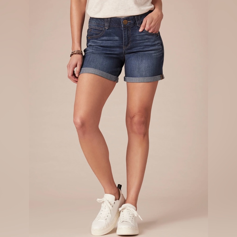 Democracy Women’s “Ab"solution 5" Inseam Distressed Indigo Denim Short Size 2